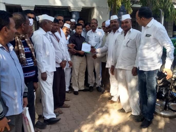 Spread the bread made in the market by selling the Mumbai market | मुंबई बाजार समितीत विक्र ी झालेल्या कांदयास अनूदान द्यावे Spread the bread made in the market by selling the Mumbai market | मुंबई बाजार समितीत विक्र ी झालेल्या कांदयास अनूदान द्यावे