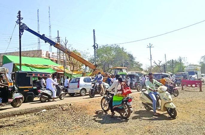As the transport begins, the power poles begin to be removed! | वाहतूक सुरू असतानाच वीज खांब हटविणे सुरु! As the transport begins, the power poles begin to be removed! | वाहतूक सुरू असतानाच वीज खांब हटविणे सुरु!