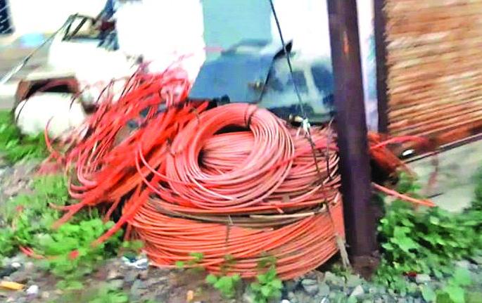 Sting Operation: copper wire sell illiagle | Sting Operation : रस्ता खोदकामात निघणाऱ्या भंगाराची बेभाव विक्री! Sting Operation: copper wire sell illiagle | Sting Operation : रस्ता खोदकामात निघणाऱ्या भंगाराची बेभाव विक्री!