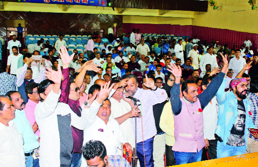 Confusion in the film corporation meeting from the anniversary sanction | इतिवृत्त मंजुरीवरून चित्रपट महामंडळाच्या सभेत गोंधळ