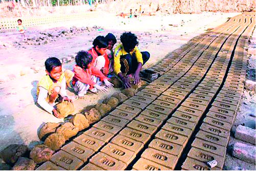 Survey by UNICEF's Children and Girls of Immigrants | स्थलांतरितांच्या मुला-मुलींचे ‘युनिसेफ’तर्फे सर्वेक्षण Survey by UNICEF's Children and Girls of Immigrants | स्थलांतरितांच्या मुला-मुलींचे ‘युनिसेफ’तर्फे सर्वेक्षण