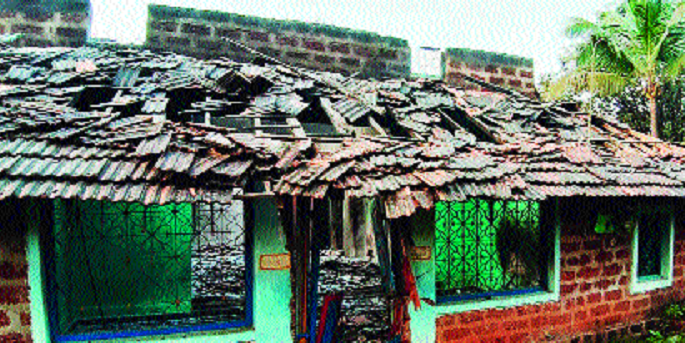 The death of an adult on fire at home | घराला लागलेल्या आगीत प्रौढाचा होरपळून मृत्यू The death of an adult on fire at home | घराला लागलेल्या आगीत प्रौढाचा होरपळून मृत्यू