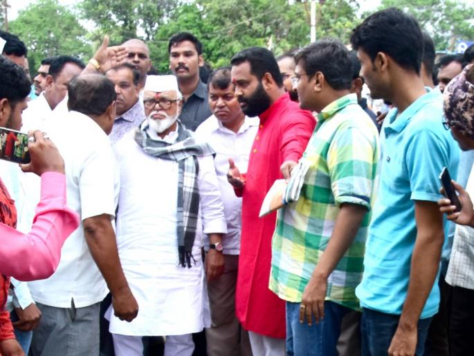 Shiv Sainiks read complaints before Bhujbal | भुजबळांपुढे शिवसैनिकांनी वाचला तक्रारींचा पाढा Shiv Sainiks read complaints before Bhujbal | भुजबळांपुढे शिवसैनिकांनी वाचला तक्रारींचा पाढा