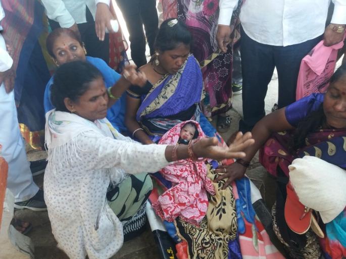 The delivery of the woman to the railway station | रेल्वे स्थानकात महिलेची प्रसूती The delivery of the woman to the railway station | रेल्वे स्थानकात महिलेची प्रसूती