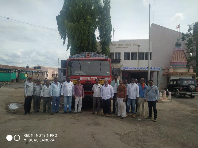 Transport of onions from ST to Lonand Bazaar premises | लोणंद बाजार आवारात एसटीतून कांद्याची वाहतूक Transport of onions from ST to Lonand Bazaar premises | लोणंद बाजार आवारात एसटीतून कांद्याची वाहतूक