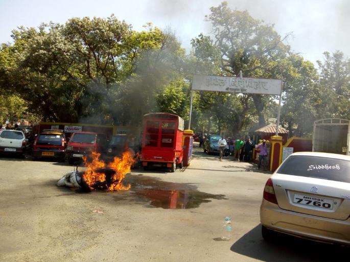 Satara: In the market of Mahabaleshwar, there was a bicycle in the market | सातारा : महाबळेश्वरच्या आठवडी बाजारात दुचाकी पेटली, विक्रेत्यांसह ग्राहकांची धावपळ Satara: In the market of Mahabaleshwar, there was a bicycle in the market | सातारा : महाबळेश्वरच्या आठवडी बाजारात दुचाकी पेटली, विक्रेत्यांसह ग्राहकांची धावपळ