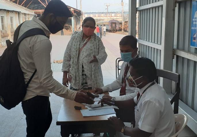 Caution from the administration at the railway station | रेल्वेस्थानकात प्रशासनाकडून खबरदारी Caution from the administration at the railway station | रेल्वेस्थानकात प्रशासनाकडून खबरदारी