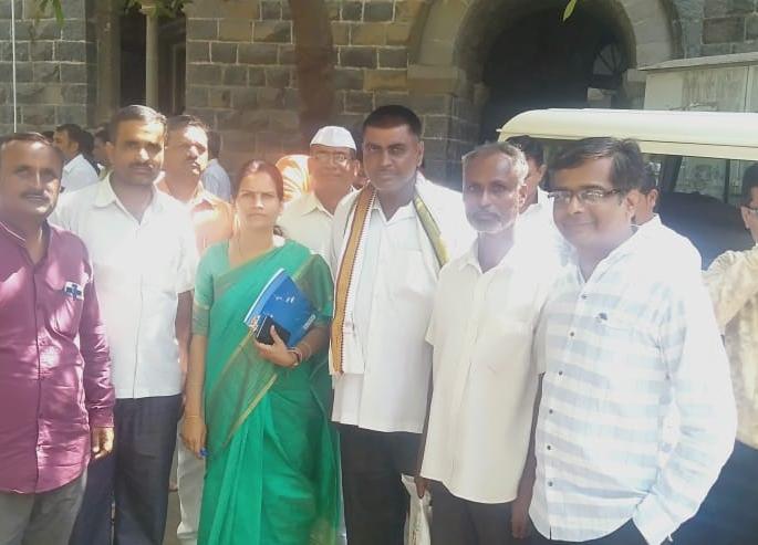 Request for reimbursement of farmers in earthquake in Mattane | मटाणे येथील भुसंपादनबाधीत शेतकऱ्यांचे मोबदल्यासाठी निवेदन