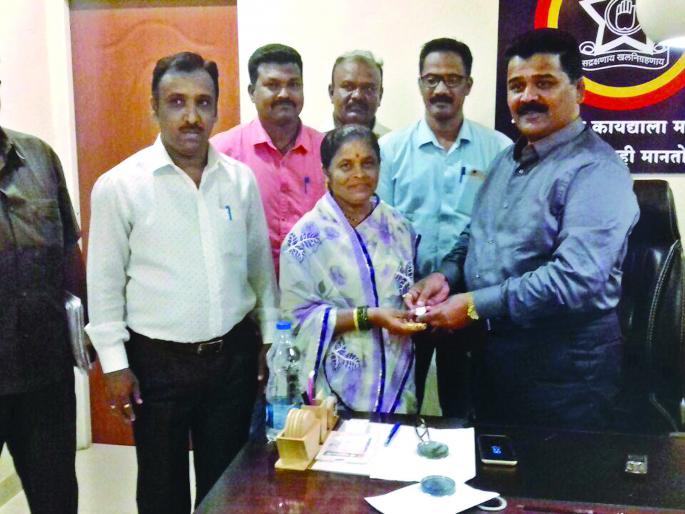 The seven tolle jewelery lost in the mirage were captured by the police | मिरजेत हरविलेले सात तोळे दागिने पोलिसांनी केले हस्तगत The seven tolle jewelery lost in the mirage were captured by the police | मिरजेत हरविलेले सात तोळे दागिने पोलिसांनी केले हस्तगत