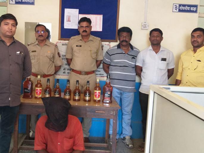 The bus driver arrested in smuggling liquor smugglers | मद्याची तस्करी करणाऱ्या गुजरात परिवहन मंडळाच्या बस चालकाला अटक  The bus driver arrested in smuggling liquor smugglers | मद्याची तस्करी करणाऱ्या गुजरात परिवहन मंडळाच्या बस चालकाला अटक