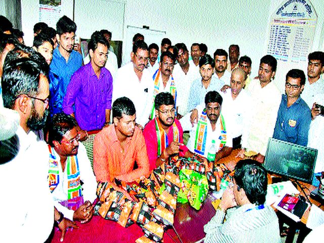 Plastic Cover gift to the NMC executives | मनपा अधिकाऱ्यांना प्लॅस्टिक आवरण भेट