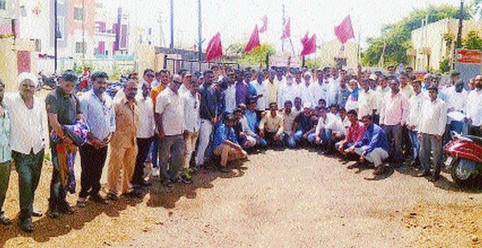 Dare movement of power distribution security guards | वीज वितरणच्या सुरक्षा रक्षकांचे धरणे आंदोलन Dare movement of power distribution security guards | वीज वितरणच्या सुरक्षा रक्षकांचे धरणे आंदोलन
