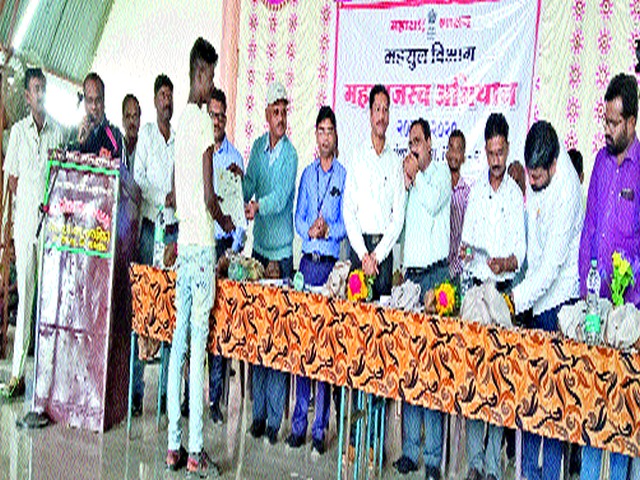 Distribution of various certificates to the students at the municipality | नगरसूल येथे विद्यार्थ्यांना विविध दाखल्यांचे वितरण Distribution of various certificates to the students at the municipality | नगरसूल येथे विद्यार्थ्यांना विविध दाखल्यांचे वितरण