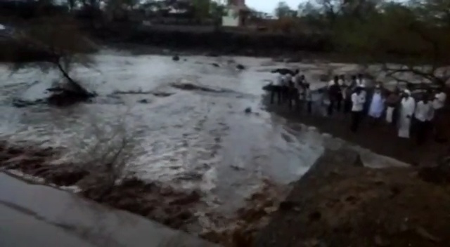 Muscular rains flank bunds | मुसळदार पावसाने बंधारे ओसंडून वाहिले Muscular rains flank bunds | मुसळदार पावसाने बंधारे ओसंडून वाहिले