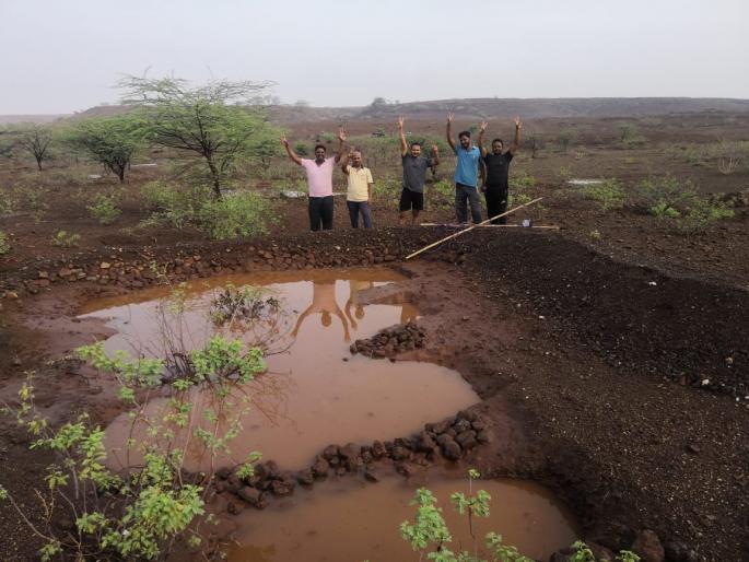  Rain water squeezed by natural fertile rain water | निसर्गप्रेमींनी खोदलेल्या चरीत साचले पावसाचे पाणी
