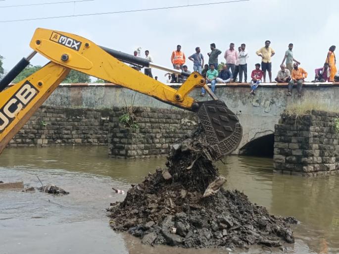 Nandgaon Shiv Sainik descended to clean the river | नांदगाव शिवसैनिक उतरले नदी स्वच्छ करायला Nandgaon Shiv Sainik descended to clean the river | नांदगाव शिवसैनिक उतरले नदी स्वच्छ करायला