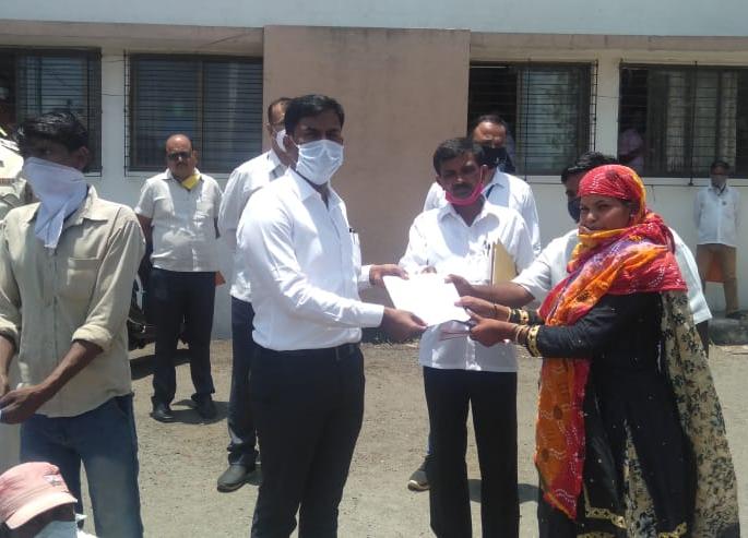 Movement for not getting ration card | शिधापत्रिका मिळत नसल्याने आंदोलन