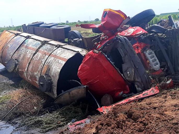 The chemical tanker overturned, killing the driver | केमिकल भरलेले टँकर उलटल्याने चालक ठार The chemical tanker overturned, killing the driver | केमिकल भरलेले टँकर उलटल्याने चालक ठार