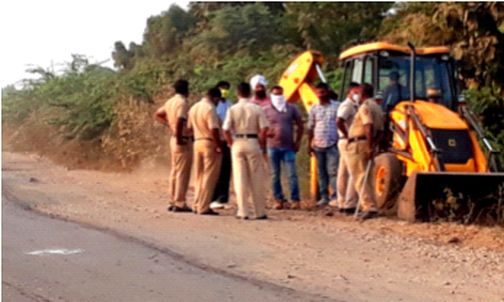 The agitation was called off after the assurance of the Road Corporation officials | रस्ते महामंडळ अधिकाऱ्यांच्या आश्वासनानंतर आंदोलन मागे The agitation was called off after the assurance of the Road Corporation officials | रस्ते महामंडळ अधिकाऱ्यांच्या आश्वासनानंतर आंदोलन मागे