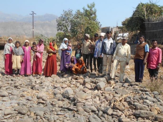 A residential wall needs a protection wall from a subscription | वर्गणीतून स्थापीत वस्तीला संरक्षण भिंतीची गरज A residential wall needs a protection wall from a subscription | वर्गणीतून स्थापीत वस्तीला संरक्षण भिंतीची गरज