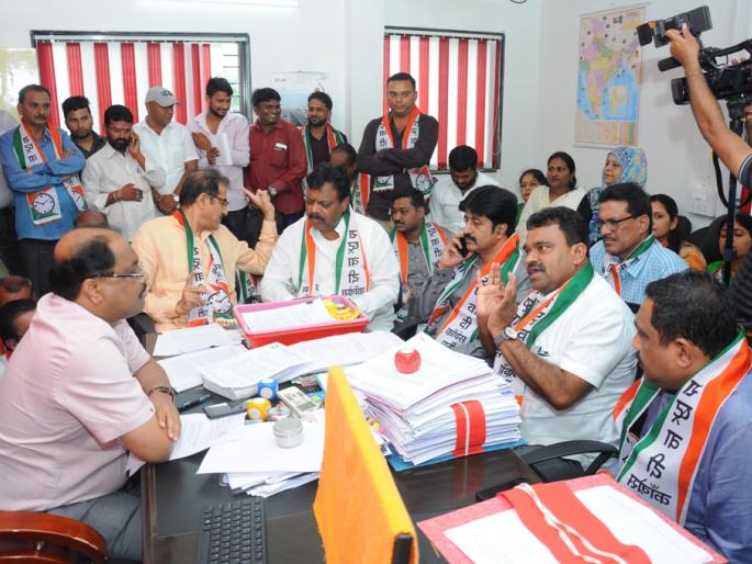 NCP's gherao to the office of highway authority | महामार्ग प्राधिकरणाच्या कार्यालयाला राष्ट्रवादीचा घेराव