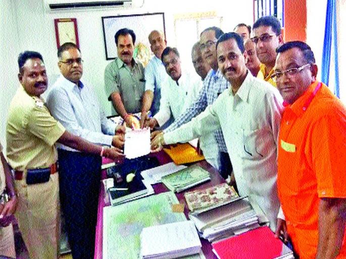 Malegaon: Overcrowding of travelers due to extra fare is arbitrary by travel companies | मालेगाव : जादा भाडे आकारणीमुळे प्रवाशांत संताप ट्रॅव्हल्स कंपन्यांकडून मनमानी Malegaon: Overcrowding of travelers due to extra fare is arbitrary by travel companies | मालेगाव : जादा भाडे आकारणीमुळे प्रवाशांत संताप ट्रॅव्हल्स कंपन्यांकडून मनमानी