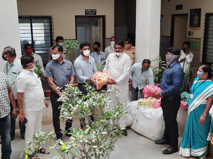 Stalls for female surveyors | सर्वेक्षण करणाऱ्या महिला कर्मचाऱ्यांसाठी स्टोल Stalls for female surveyors | सर्वेक्षण करणाऱ्या महिला कर्मचाऱ्यांसाठी स्टोल