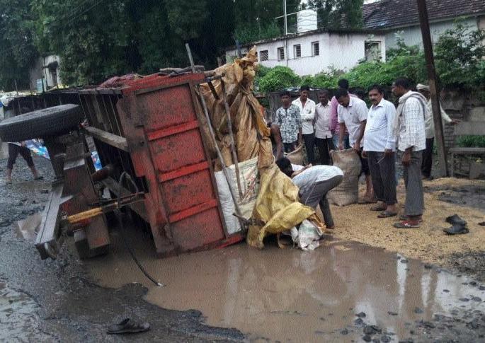 Three-thirds of the roads with constant rainfall | सततच्या पावसाने रस्त्यांचे तीन-तेरा Three-thirds of the roads with constant rainfall | सततच्या पावसाने रस्त्यांचे तीन-तेरा