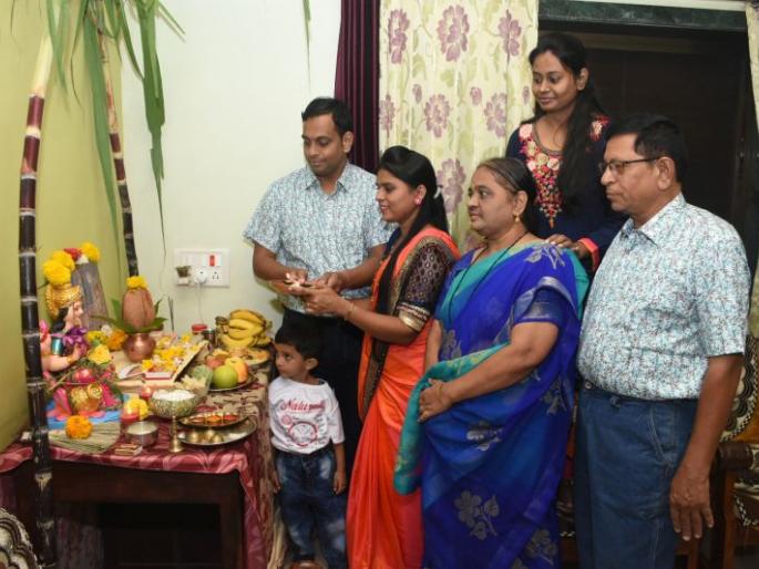 The market is crowded during the open hours given by the rain | पावसाने दिलेल्या उघडीपीच्या वेळेत बाजारात गर्दी The market is crowded during the open hours given by the rain | पावसाने दिलेल्या उघडीपीच्या वेळेत बाजारात गर्दी