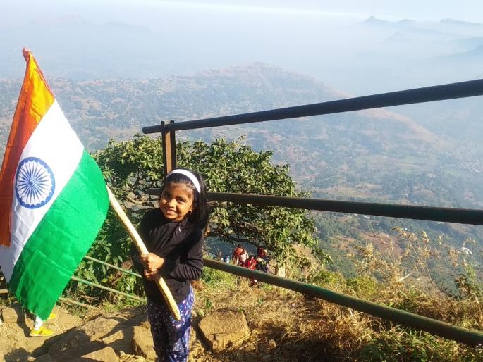Five and a half year old Ovi climbed Kelisubai | साडेपाच वर्षांच्या ओवीने केली कळसूबाईवर चढाई Five and a half year old Ovi climbed Kelisubai | साडेपाच वर्षांच्या ओवीने केली कळसूबाईवर चढाई