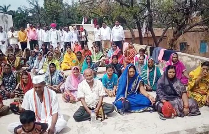 90 devotees from Maharashtra are trapped in Uttar Pradesh | coronavirus; महाराष्ट्रातील ९५ भाविक अडकले उत्तर प्रदेशात 90 devotees from Maharashtra are trapped in Uttar Pradesh | coronavirus; महाराष्ट्रातील ९५ भाविक अडकले उत्तर प्रदेशात