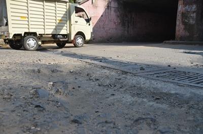 Railway gate closed for pedestrians, angry at citizens; Travel Towel Travel | रेल्वे फाटक पादचाऱ्यांसाठी बंद, नागरिकांच्यामधून नाराजी; परीख पुलाखालून प्रवास Railway gate closed for pedestrians, angry at citizens; Travel Towel Travel | रेल्वे फाटक पादचाऱ्यांसाठी बंद, नागरिकांच्यामधून नाराजी; परीख पुलाखालून प्रवास