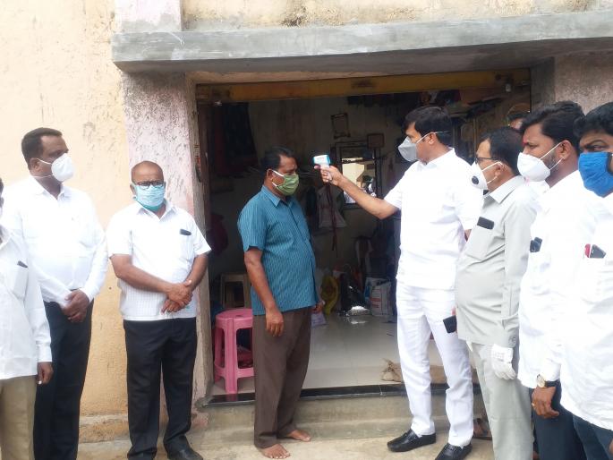 Shivena's house-to-house health check-up in Pimpalgaon | पिंपळगावात शिवेनेची घरोघर आरोग्य तपासणी Shivena's house-to-house health check-up in Pimpalgaon | पिंपळगावात शिवेनेची घरोघर आरोग्य तपासणी