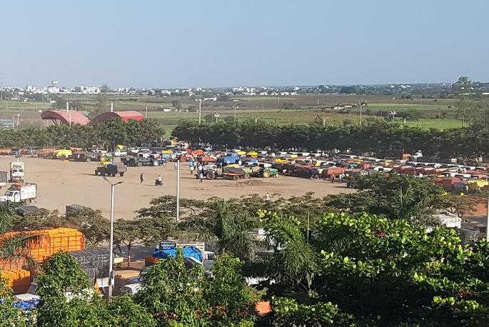 Traders refuse to start onion auction | कांदा लिलाव सुरू करण्यास व्यापाऱ्यांचा नकार Traders refuse to start onion auction | कांदा लिलाव सुरू करण्यास व्यापाऱ्यांचा नकार