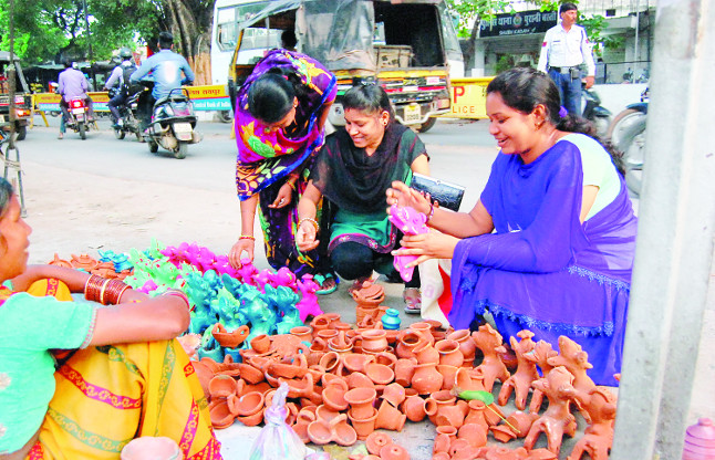 Decline in demand due to inflation and reduced number of bulls | महागाई व बैलाची संख्या कमी झाल्याने मागणीत घट Decline in demand due to inflation and reduced number of bulls | महागाई व बैलाची संख्या कमी झाल्याने मागणीत घट