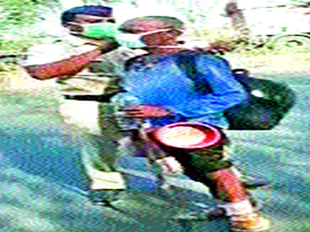 Such a humanity of a policeman | पोलीस कर्मचाऱ्याची अशीही माणुसकी Such a humanity of a policeman | पोलीस कर्मचाऱ्याची अशीही माणुसकी