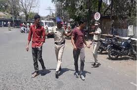 Police crack down on crowds | गर्दी करणारांवर पोलिसांची धडक कारवाई