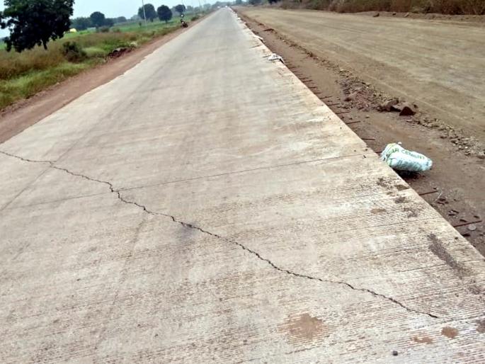 Parbhani: Send the cement to the road before the traffic starts | परभणी: वाहतूक सुरू होण्यापूर्वीच सिमेंट रस्त्याला भेगा Parbhani: Send the cement to the road before the traffic starts | परभणी: वाहतूक सुरू होण्यापूर्वीच सिमेंट रस्त्याला भेगा