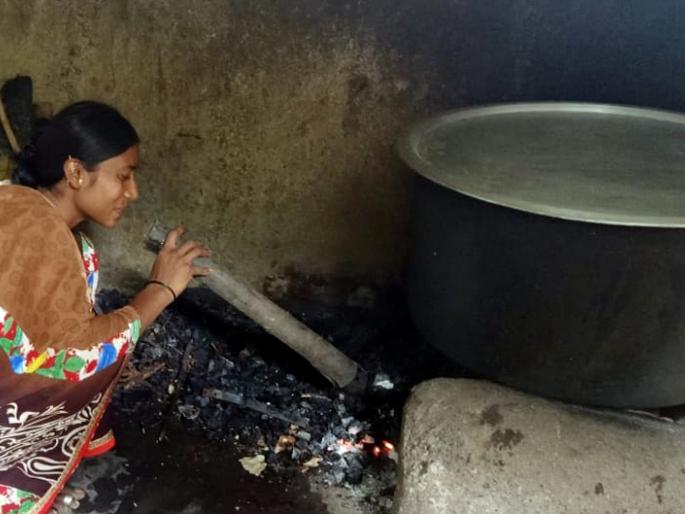 Parbhani: Only 2% of schools have cooked on the choli | परभणी : ७५ टक्के शाळांमध्ये चुलीवरच शिजते खिचडी