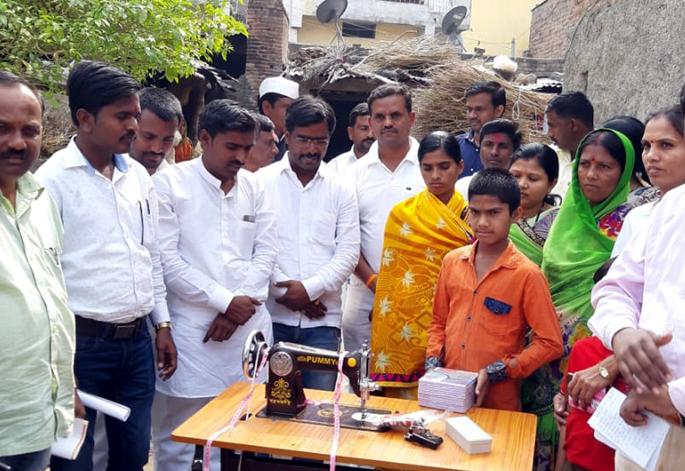 Parbhani: Strengthened to Give Suicidal Farmer's Families | परभणी : आत्महत्याग्रस्त शेतकऱ्याच्या कुटुंबियांना दिले जगण्याचे बळ Parbhani: Strengthened to Give Suicidal Farmer's Families | परभणी : आत्महत्याग्रस्त शेतकऱ्याच्या कुटुंबियांना दिले जगण्याचे बळ