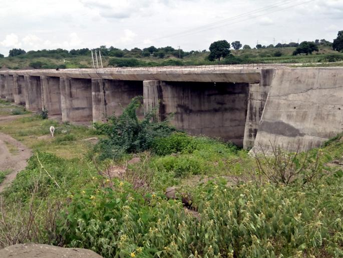 Parbhani: Rough bridge for 3 years | परभणी : ६ वर्षांपासून रखडला पूल Parbhani: Rough bridge for 3 years | परभणी : ६ वर्षांपासून रखडला पूल