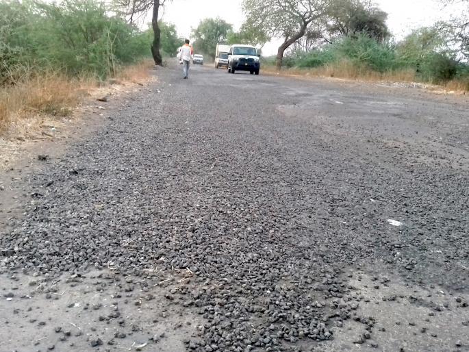 Parbhani: Even after spending Rs 48 lakh due to poor work, roads were like potholes | परभणी : निकृष्ट कामामुळे ४८ लाख खर्चूनही रस्त्यावरील खड्डे जैसे थे Parbhani: Even after spending Rs 48 lakh due to poor work, roads were like potholes | परभणी : निकृष्ट कामामुळे ४८ लाख खर्चूनही रस्त्यावरील खड्डे जैसे थे