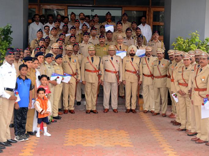 Parbhani: 54 civil servants's pride | परभणी : ५४ पोलीस कर्मचाऱ्यांचा गौरव Parbhani: 54 civil servants's pride | परभणी : ५४ पोलीस कर्मचाऱ्यांचा गौरव