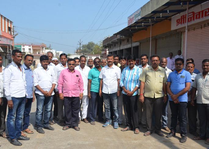 Manda jam due to closure of merchandise after Parbhaniit hamalampa | परभणीत हमालांपाठोपाठ व्यापाºयांच्या बंदमुळे मोंढा ठप्प