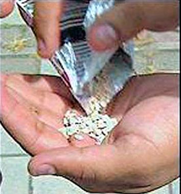 Parbhani: Saras Gokha sale in Sonpeth city | परभणी : सोनपेठ शहरात सर्रास गुटखा विक्री