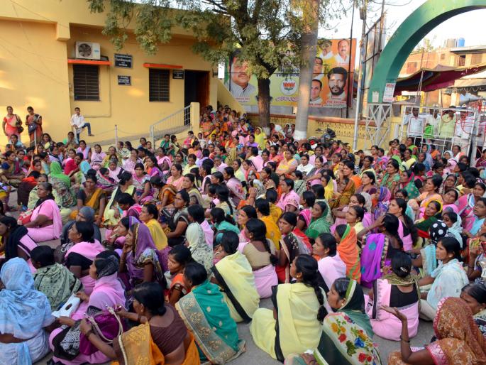 Parbhani Deputy Chief Executive Officer was treated by Anganwadi sevikas | परभणीत उपमुख्य कार्यकारी अधिकाºयांना अंगणवाडी सेविकांनी कोंडले