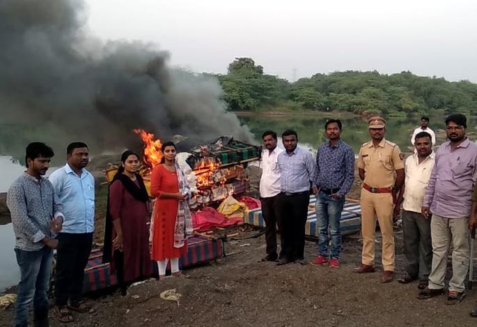 Parbhani: Seeds used for sand consumption | परभणी : वाळू उपस्यासाठी वापरलेले तराफे जप्त Parbhani: Seeds used for sand consumption | परभणी : वाळू उपस्यासाठी वापरलेले तराफे जप्त