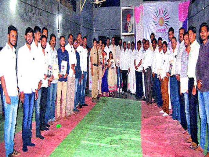 Appreciative Appreciation: Managing guest honor award ceremony at Gaurav Dabhdi at the hands of eleven citizens working in various fields. | कौतुकाची थाप : विविध क्षेत्रांत काम करणाºया ११ नागरिकांचा मान्यवरांच्या हस्ते गौरव दाभाडी येथे प्रबंधभूमी सन्मान पुरस्कार वितरण कार्यक्रम Appreciative Appreciation: Managing guest honor award ceremony at Gaurav Dabhdi at the hands of eleven citizens working in various fields. | कौतुकाची थाप : विविध क्षेत्रांत काम करणाºया ११ नागरिकांचा मान्यवरांच्या हस्ते गौरव दाभाडी येथे प्रबंधभूमी सन्मान पुरस्कार वितरण कार्यक्रम