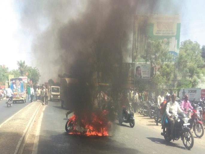 An angry youth shot a motorcycle in front of the showroom: a resident incident | संतप्त युवकाने शोरूम समोरच मोटारसायकल पेटविली : राहात्यामधील घटना