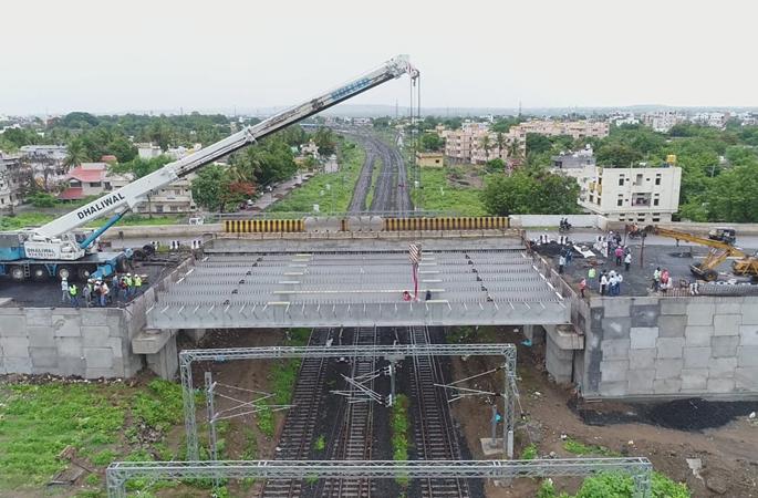 The girder on the Gulbarga bridge was installed in seven hours by a 300 ton crane | ३०० टन क्रेनद्वारे सात तासात बसविले गुलबर्ग्यातील पुलावरील गर्डर The girder on the Gulbarga bridge was installed in seven hours by a 300 ton crane | ३०० टन क्रेनद्वारे सात तासात बसविले गुलबर्ग्यातील पुलावरील गर्डर